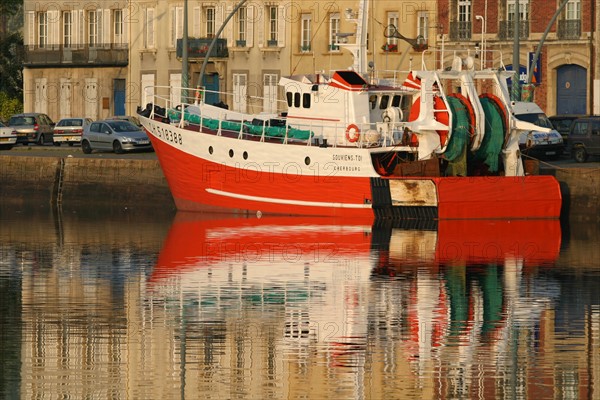 France, Basse Normandie, Cotentin, Cherbourg, port, bassin du commerce, quai Alexandre III, chalutier, reflet sur l'eau, peche, immeubles,