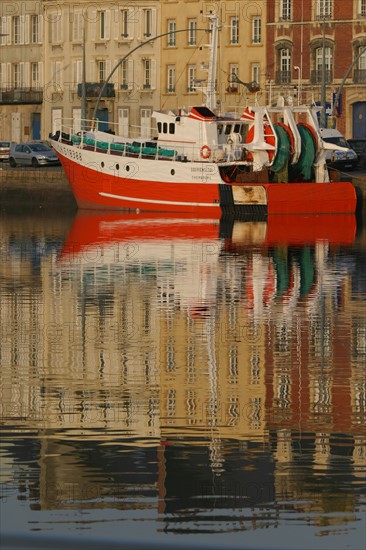 France, Basse Normandie, Cotentin, Cherbourg, port, bassin du commerce, quai Alexandre III, chalutier, reflet sur l'eau, peche, immeubles,