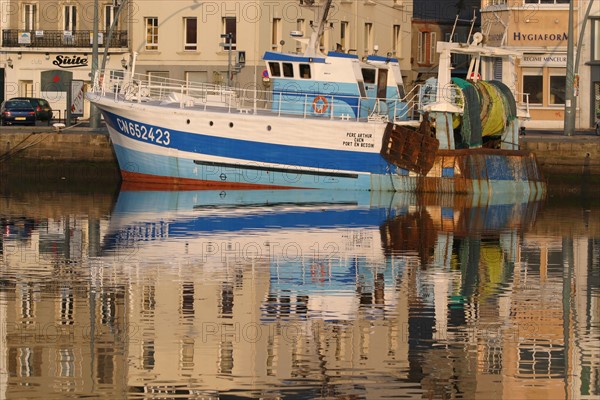 France, Basse Normandie, Cotentin, Cherbourg, port, bassin du commerce, quai Alexandre III, chalutier, reflet sur l'eau, peche, immeubles,