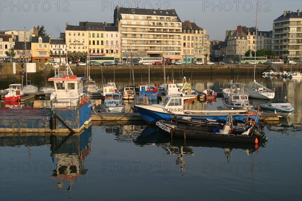 France, Basse Normandie, Manche, Cotentin, Cherbourg, ambiance chalutiers et goelands, port de peche, retour de peche,