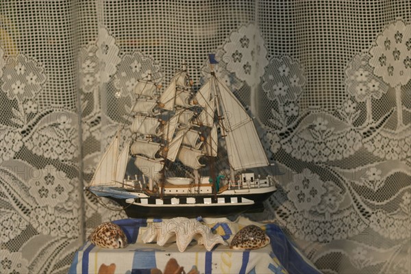 France, Basse Normandie, Manche, Cotentin, Cherbourg, salon de coiffure 
quai de caligny, decor, maquette de bateau, rideau, kitsch