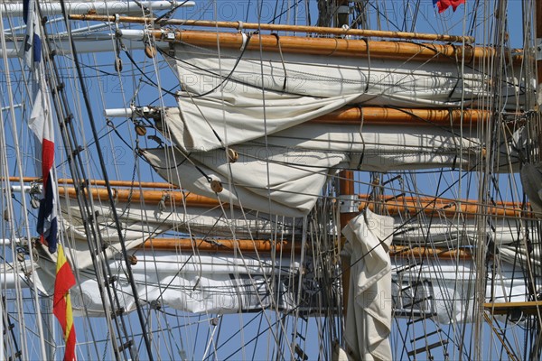 France, Basse Normandie, Manche, Cotentin, Cherbourg, rade, tall ships race 2005, grands voiliers, course, detail mats et voiles,