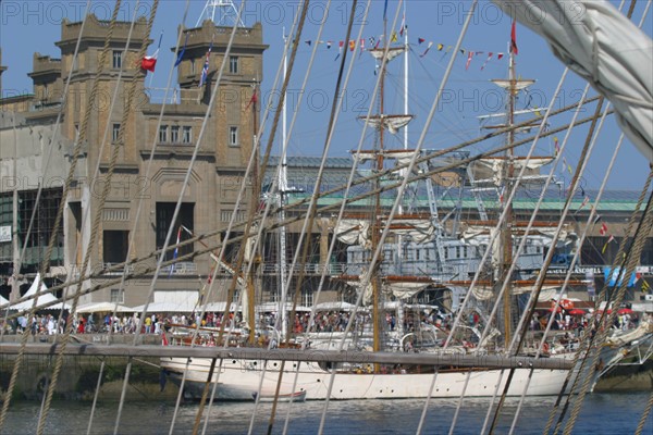 France, Basse Normandie, Manche, Cotentin, Cherbourg, rade, tall ships race 2005, grands voiliers, course, detail mats, cordages, ancienne gare transatlantique au fond,