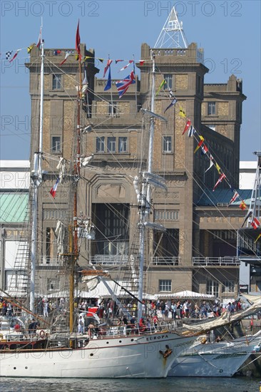 France, Basse Normandie, Manche, Cotentin, Cherbourg, rade, tall ships race 2005, grands voiliers, course, detail mats, cordages, ancienne gare transatlantique au fond,