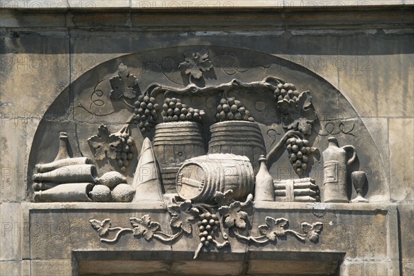 France, Basse Normandie, Manche, Cotentin, Cherbourg, quai de caligny
fronton de maison rappelant l'activite marchande de Cherbourg, tonneaux et vigne,