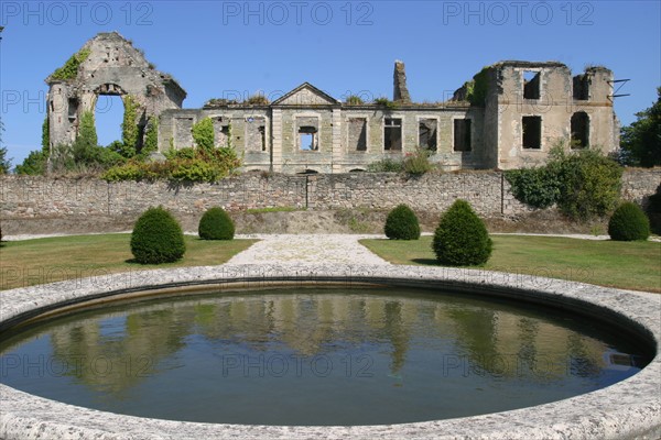 France, Basse Normandie, Manche, Cotentin, Cherbourg, abbaye du voeu
Hotel d'harcourt depuis le jardin public, ruines, vestiges, bassin, reflet dans l'eau,