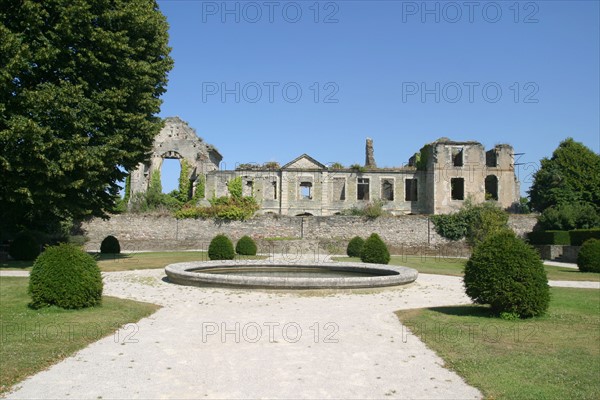 France, Basse Normandie, Manche, Cotentin, Cherbourg, abbaye du voeu
Hotel d'harcourt depuis le jardin public, ruines, vestiges, bassin, reflet dans l'eau,