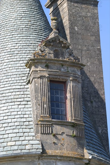 France, Basse Normandie, Manche, Cotentin, Cherbourg, chateau des ravalet (propriete de la ville) situe a tourlaville, detail fenetres, lucarnes ouvragees,