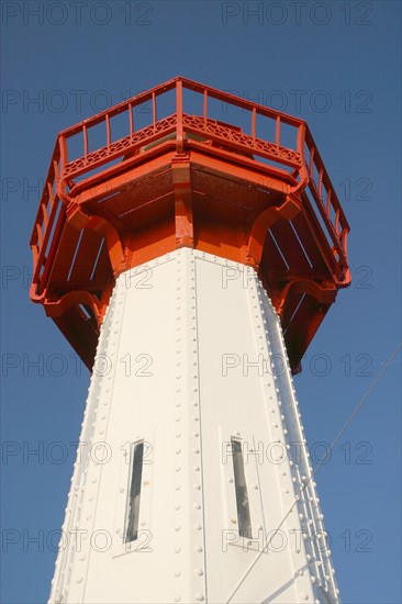 France, Basse Normandie, Manche, Saint-Vaast-la-Hougue, port, detail du phare au bout de la digue, signalisation maritime rouge, contre plongee,