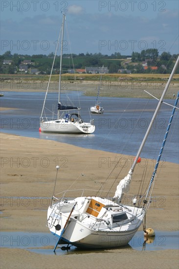 France, Basse Normandie, Manche, regneville sur mer, havre de regneville, maree basse, sable, bateaux echoues, ponton