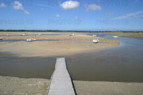 France, Basse Normandie, Manche, regneville sur mer, havre de regneville, maree basse, sable, bateaux echoues, ponton