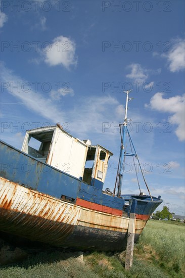 France, Basse Normandie, Manche, regneville sur mer, havre de regneville, maree basse, sable, bateaux echoues, ponton