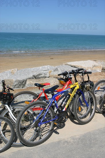 France, Basse Normandie, Manche, saint martin de brehal, plage, sable, velos au bord de la mer, vtt,