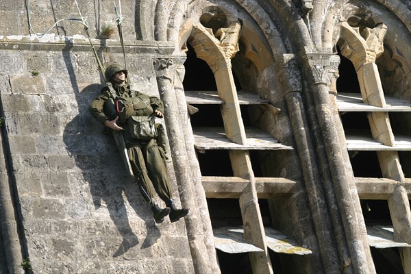 France, Basse Normandie, Manche, sainte mer eglise, plages du debarquement, remplacement du mannequin representant le parachutiste John Steele sur le clocher de l'eglise en memoire du 6 juin 44,