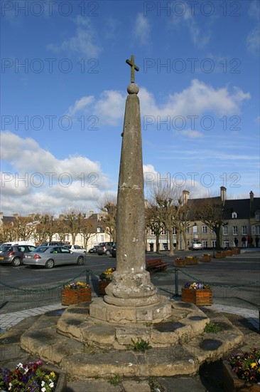 France, Basse Normandie, Manche, sainte mer eglise, plages du debarquement, place de l'eglise, borne romaine transformee en monument chretien,