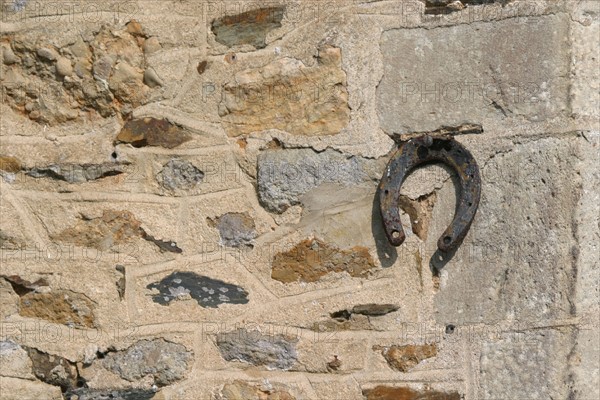 France, Basse Normandie, Manche, Cotentin, fer a cheval sur un mur de pierre, porte bonheur,