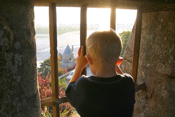 France, Basse Normandie, Manche, pays de la baie du Mont-Saint-Michel,
enfant regardant le couesnon au travers de grilles, personnage ok,