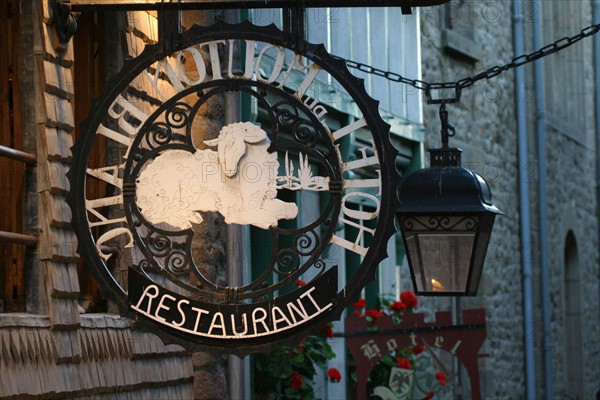 France, Basse Normandie, Manche, pays de la baie du Mont-Saint-Michel, 
grande rue, enseigne de boutiques,