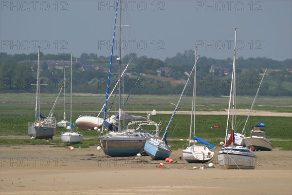 France, Basse Normandie, Manche, pays de coutances, paysage, panorama, pointe d'Agon, bateaux echoues a maree basse sur la greve, voiliers, sable,