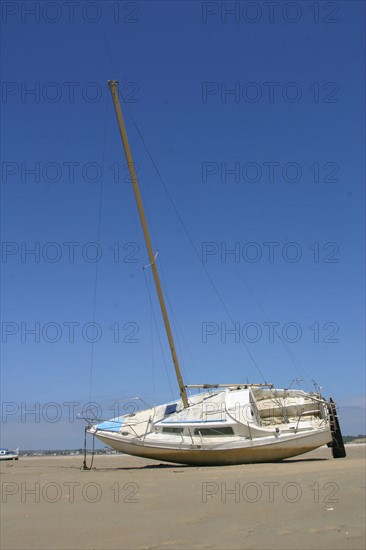 France, Basse Normandie, Manche, pays de coutances, paysage, panorama, pointe d'Agon, bateaux echoues a maree basse sur la greve, voiliers, sable,