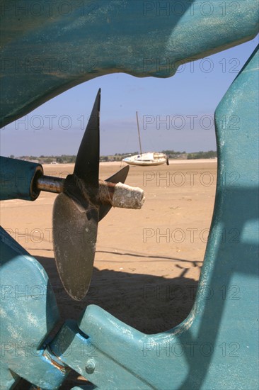 France, Basse Normandie, Manche, pays de coutances, paysage, panorama, pointe d'Agon, bateaux echoues a maree basse sur la greve, voiliers, sable,