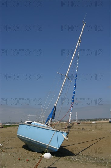 France, Basse Normandie, Manche, pays de coutances, paysage, panorama, pointe d'Agon, bateaux echoues a maree basse sur la greve, voiliers, sable,