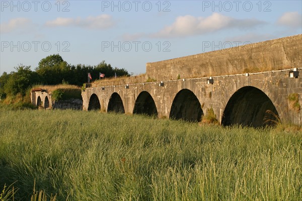 France, Basse Normandie, Manche, pays de coutances, paysage, panorama, pont de la roque, partiellement detruit, seconde guerre mondiale, 
sur la Sienne