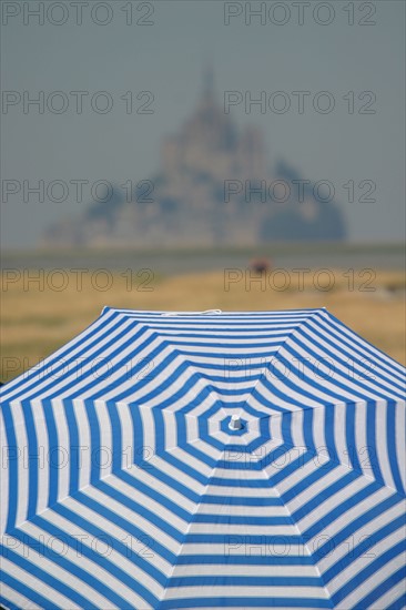 France, Basse Normandie, Manche, pays de la baie du Mont-Saint-Michel, 
 la roche torin, bas courtils, parasol, sur la greve,