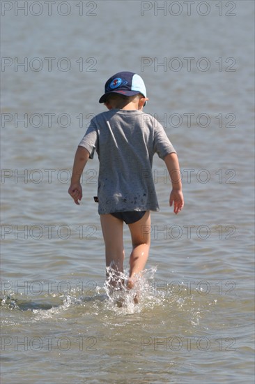 France, Basse Normandie, Manche, pays de la baie du Mont-Saint-Michel, 
 la roche torin, bas courtils, enfant dans l'eau, baignade,