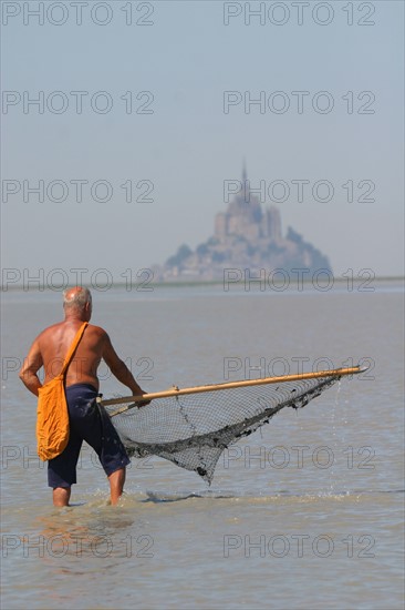 France, Basse Normandie, Manche, pays de la baie du Mont-Saint-Michel, 
 la roche torin, bas courtils, pecheur de crevettes, personnage, Mont-Saint-Michel,