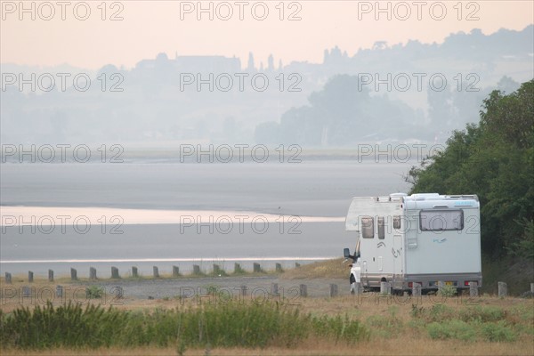 France, Basse Normandie, Manche, pays de la baie du Mont-Saint-Michel, 
 la roche torin, bas courtils, camping car, paysage, brume,