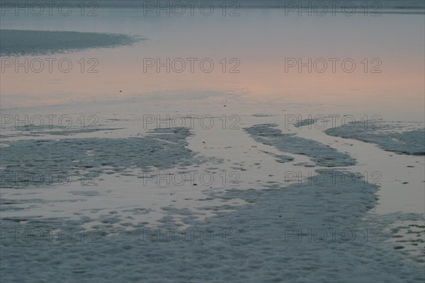 France, Basse Normandie, Manche, pays de la baie du Mont-Saint-Michel, 
 la roche torin, bas courtils, effets de maree basse sur le sable, ondes,