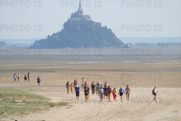 France, Basse Normandie, Manche, pays de la baie du Mont-Saint-Michel, 
paysage de dunes du bec d'Andaine
baie du Mont-Saint-Michel, traversee de la baie, touristes, pelerins,