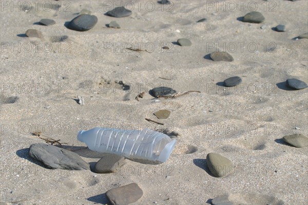 France, Basse Normandie, Manche, pays de la baie du Mont-Saint-Michel, 
paysage de dunes du bec d'Andaine
pollution, salete, bouteille en plastique dans le sable, developpement durable, environnement,