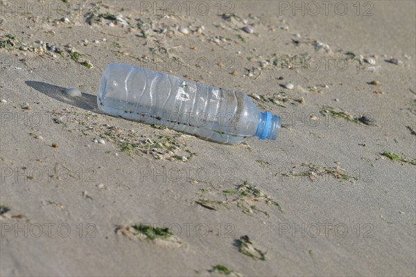 France, Basse Normandie, Manche, pays de la baie du Mont-Saint-Michel, 
paysage de dunes du bec d'Andaine
pollution, salete, bouteille en plastique dans le sable, developpement durable, environnement,