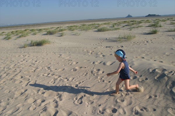 France, Basse Normandie, Manche, pays de la baie du Mont-Saint-Michel, 
le bec d'Andaine, enfant qui court dan sles dunes,