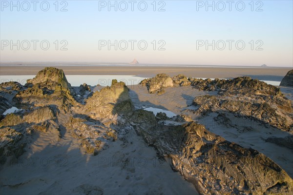 France, Basse Normandie, Manche, pays de la baie du Mont-Saint-Michel, 
le grouin du sud, panorama, maree basse, rochers,