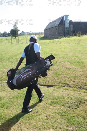 France, Basse Normandie, Manche, pays de saint lo, golf compact, sport loisir, practice, parc urbain de saint lo, golfeur sur le green avec son sac,