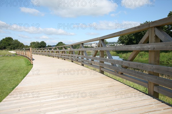 France, Basse Normandie, Manche, pays de saint lo, parc urbain de saint lo, passerelle en bois, pont,