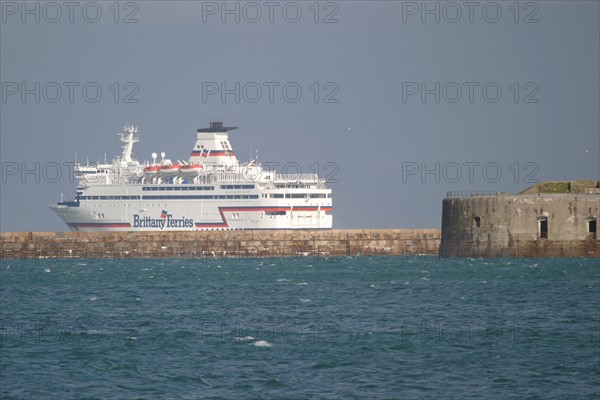 France, Basse Normandie, Manche, Cotentin, Cherbourg, ferry de la brittany ferries, trafic trans Manche, grande rade ouest, depart 
du Bretagne