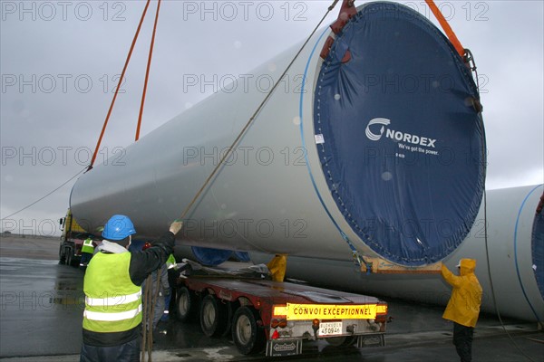 France, Basse Normandie, Manche, Cotentin, Cherbourg, port de commerce de Cherbourg, manutention d'eoliennes en provenace du danemark, environnement, developpement durable, nordex, dockers,