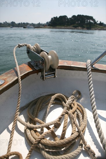 France, Bretagne, Morbihan, golfe du Morbihan, ile aux moines, depuis le bateau au depart de port blanc, cordages,