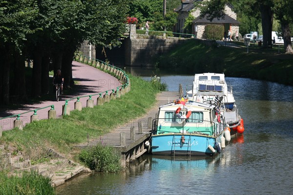 France, Bretagne, Morbihan, malestroit, village, canal de nantes a brest, penichettes a quai,