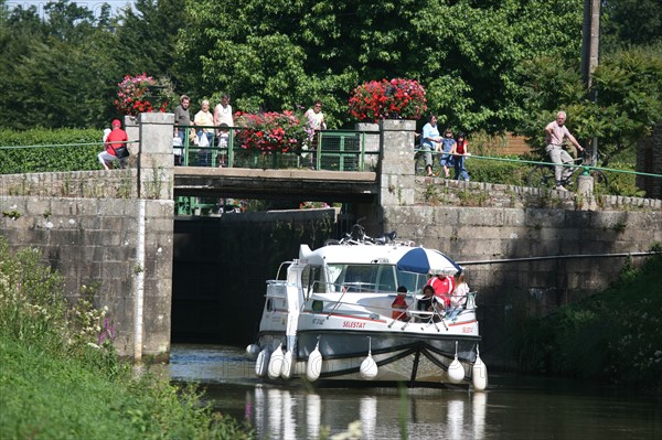 France, Bretagne, Morbihan, malestroit, village, canal de nantes a brest, penichettes a quai, ecluse,