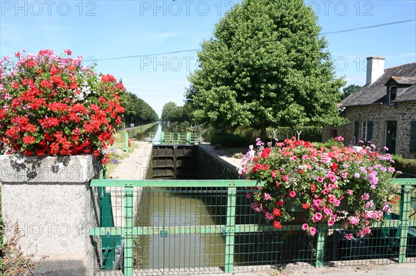 France, Bretagne, Morbihan, malestroit, village, canal de nantes a brest, ecluses, fleurs, geraniums,