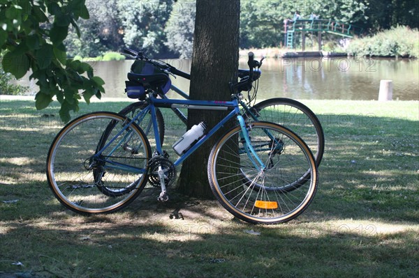 France, Bretagne, Morbihan, montertelot, canal de nantes a brest, velos poses contre un arbre, cyclotourisme, pause,