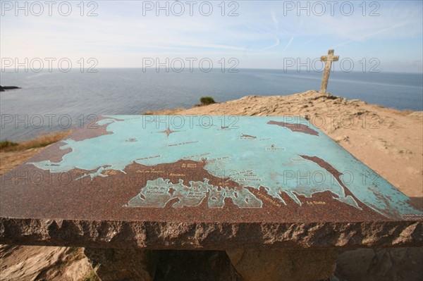 France, Bretagne, Morbihan, golfe du Morbihan, presqu'ile de rhuys, saint gildas de rhuys pointe de grand mont, rocher, falaise, croix, calvaire, ocean atlantique, table d'orientation,