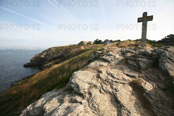 France, Bretagne, Morbihan, golfe du Morbihan, presqu'ile de rhuys, saint gildas de rhuys pointe de grand mont, rocher, falaise, croix, calvaire, ocean atlantique,