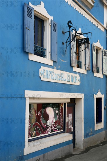 France, Bretagne, Morbihan, ile de groix, le bourg, loctudy, cafe bleu el mor, facade coloree,