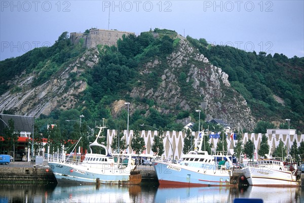 France, Basse Normandie, Manche, Cotentin, Cherbourg, montagne du roule depuis le bassin du commerce, chalutiers, fort du roule au sommet